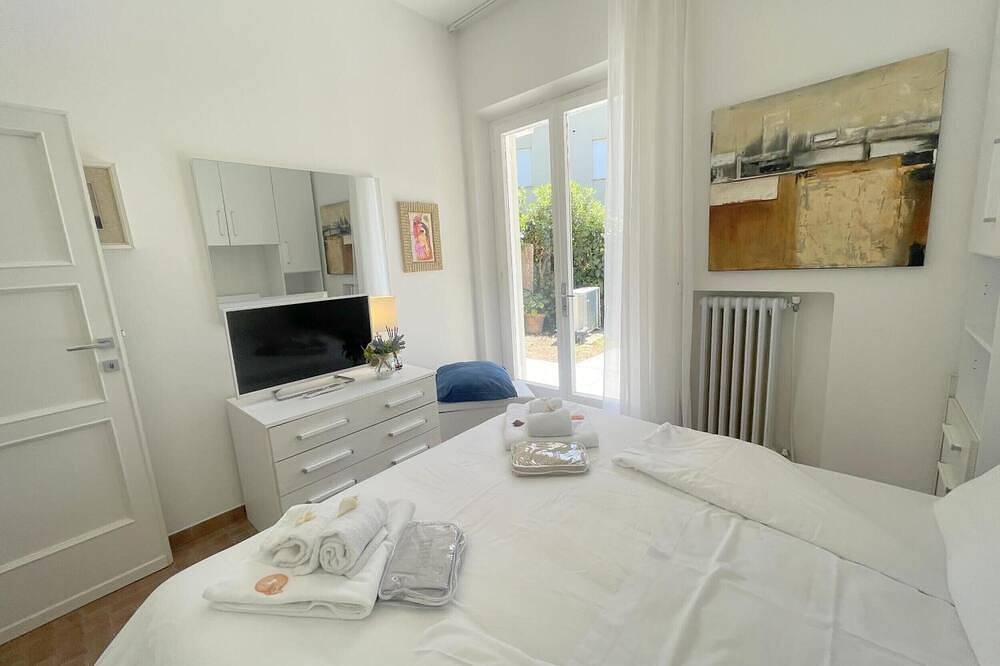 Entire apartment, Apartment 'Villa Atusca' with Private Garden, Wi-Fi and Air Conditioning in Castiglioncello, Etruscan Coast