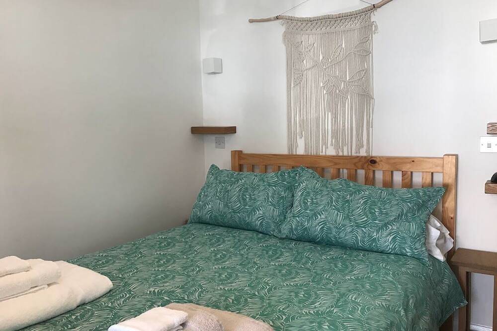 Rosgorm Cottage - Islay retreat near whisky, beach & sea in Port Charlotte (Islay), Argyll & Bute