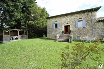 Gîte pour 4 personnes, avec vue ainsi que jardin et terrasse, animaux acceptés à Sauzet