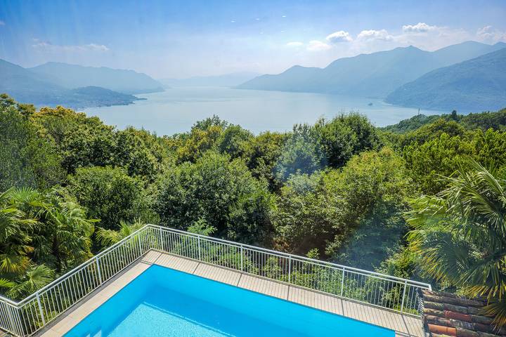 Vakantieappartement voor 4 personen, with balkon and tuin as well as uitzicht op het meer and uitzicht in Agra