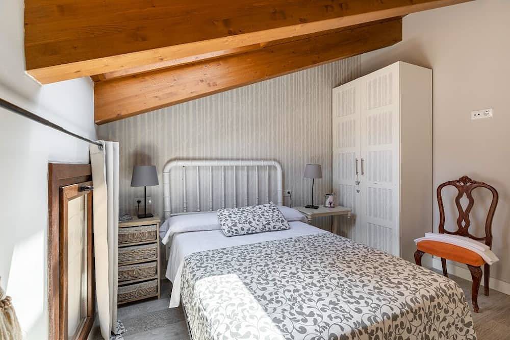 Apartamento entero, Ático de Lujo con 3 habitaciones y Jacuzzi in Adahuesca, Provincia de Huesca