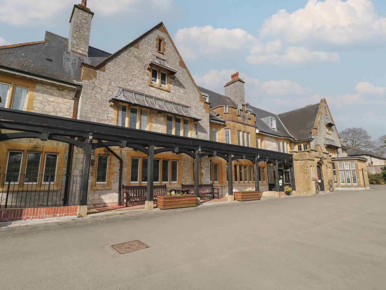 Pebble Path at Marine Court in Littlehampton, Sussex Occidental