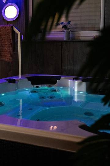 Maison de campagne pour 2 personnes, avec jardin ainsi que jacuzzi et piscine à Thésée