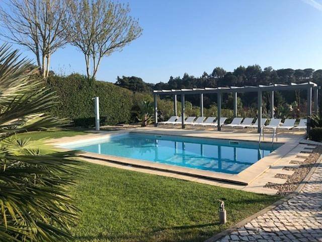 Location de vacances pour 7 personnes, avec piscine ainsi que vue et jardin, animaux acceptés dans Aldeia Do Meco
