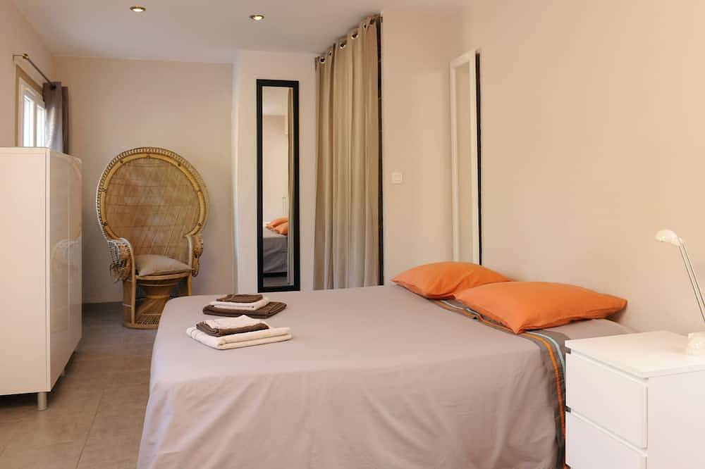 Beautiful house in olive grove, infinty pool and hot tub, panoramic view 8 pax in Callas, Draguignan region