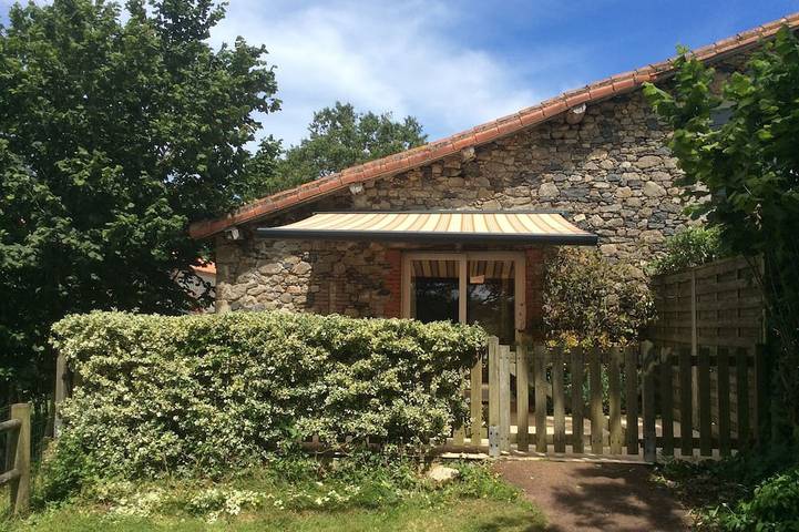 Gîte pour 4 personnes, avec Terrasse ainsi que Jardin et Piscine à Le Poiré-sur-Vie