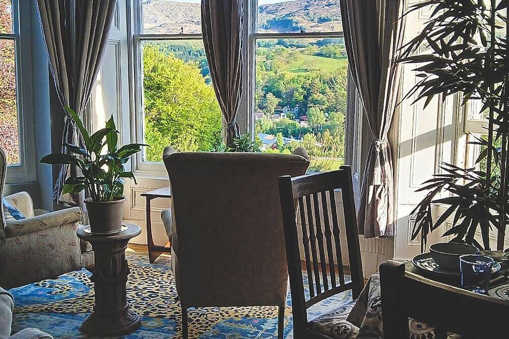 Lux double&lounge area /en suite.fab hosts/stylish  interiors..incredible views  in Dolgellau, Snowdonia