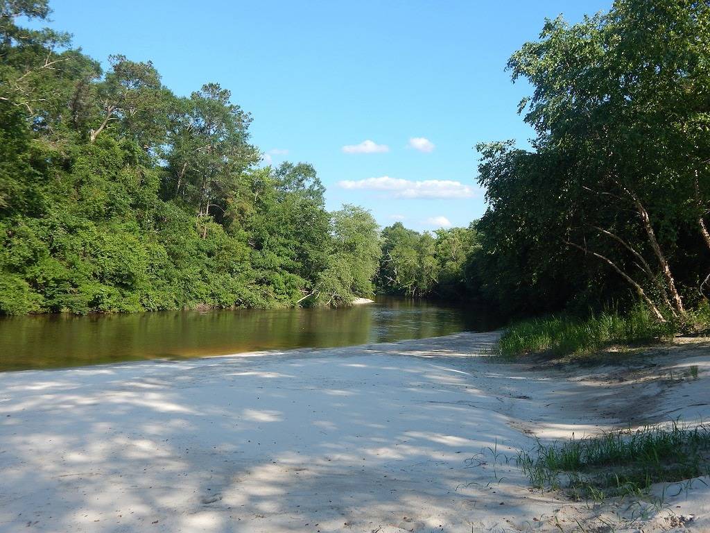 Onkel Ralphs Haus am wunderschönen Red Creek!
Großes Haus mit privatem Strand in Mississippi