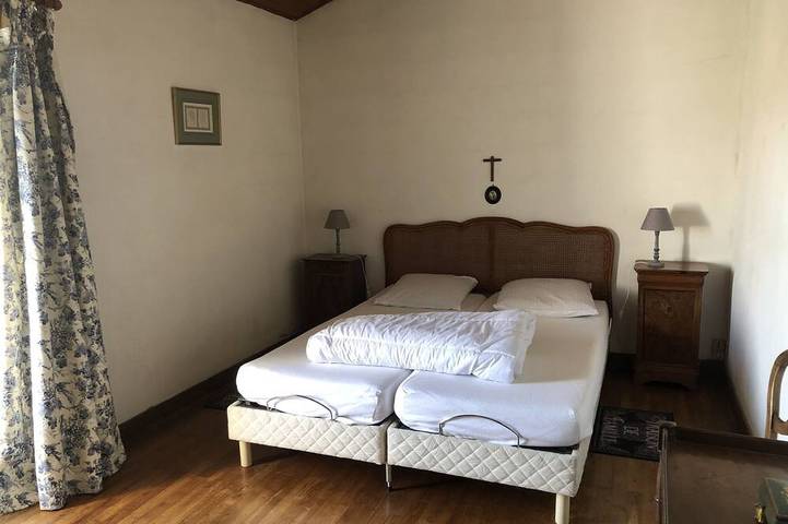 Location de vacances pour 10 personnes, avec terrasse ainsi que jacuzzi et jardin, animaux acceptés à La Jonchère - 2