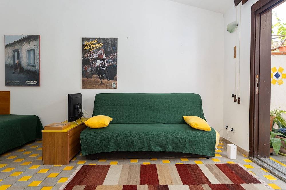 Entire apartment, Lovely studio apartment 200mt from the sea in Torregrande, Oristano