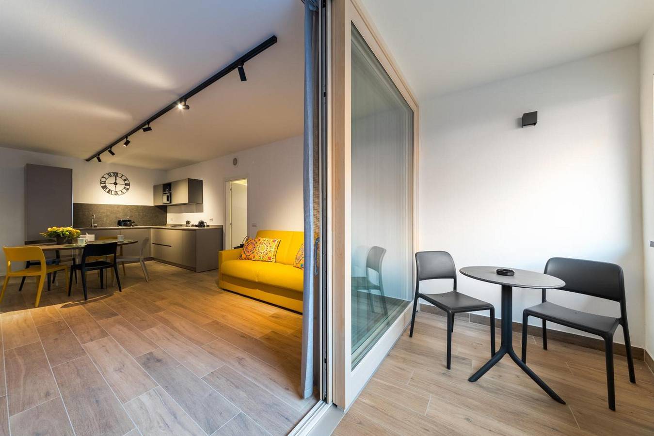 Appartamento intero, Appartamento 'Boutique Yellow' con Balcone, Wi-Fi e Aria Condizionata in Nago-Torbole, Prealpi Gardesane