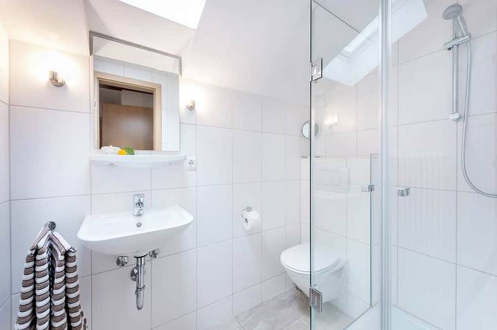 Ganze Wohnung, Ferienwohnung Margerite, bis 2 Personen, Obergeschoss, 35 qm in Waging am See, Rupertiwinkel