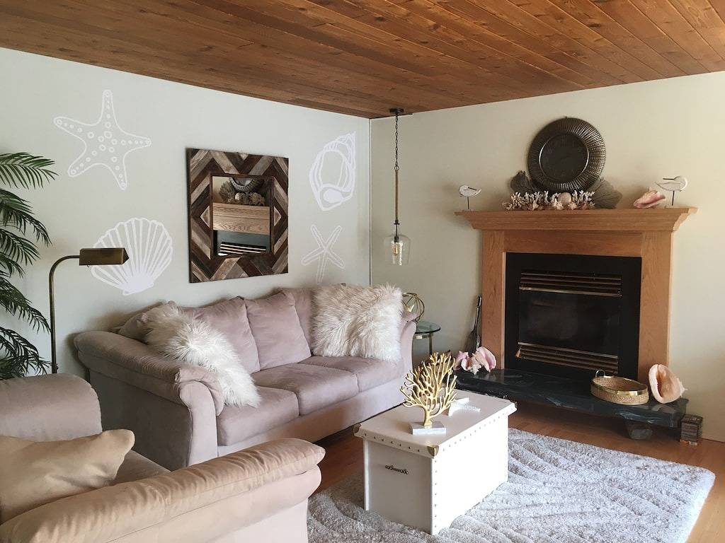 Es ist eine kurze Entfernung zum Paradies, verwöhnen Sie sich an diesem Haus am Wasser mit einem Dock in Sunshine Coast Regional District