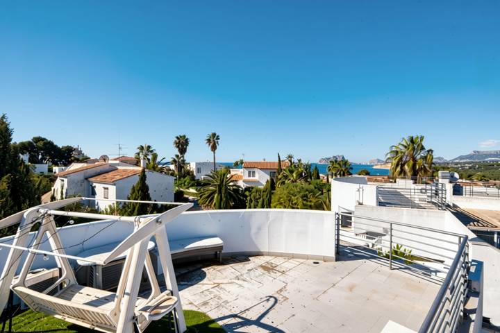Holiday Home 'Palmeras' with Sea Views, Wi-Fi and Air Conditioning