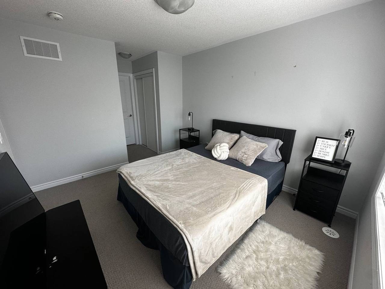 Cozy Whitby Retreat - 2 Bedroom Private House in Whitby (Canada), Lake Ontario (Canada)