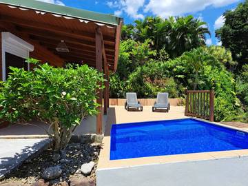 Location de vacances pour 4 personnes, avec piscine ainsi que balcon et jardin à Bouillante