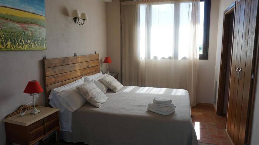 Maison d’hôte pour 2 personnes, avec vue ainsi que jardin et piscine, adapté aux familles à Torroella de Montgrí - 2