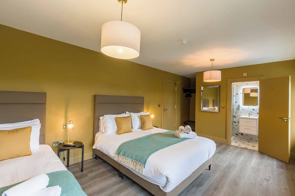 Luxury House approx 750m  Killarney Town Centre (accommodates 23) in Killarney, Killarney National Park