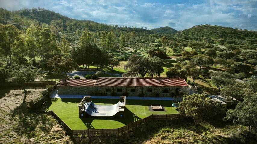 Casa rural para 14 personas, con piscina además de vistas y jardín, Se admiten mascotas en Llerena