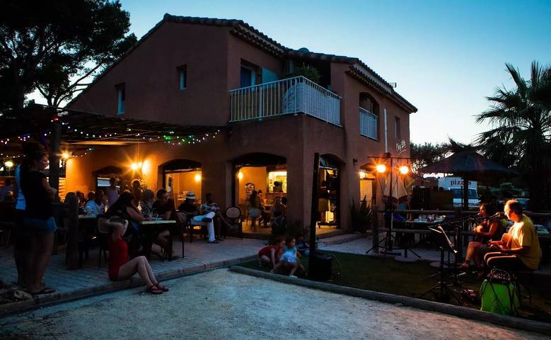 Camping pour 5 personnes, avec terrasse dans les Bouches-du-Rhône - 2