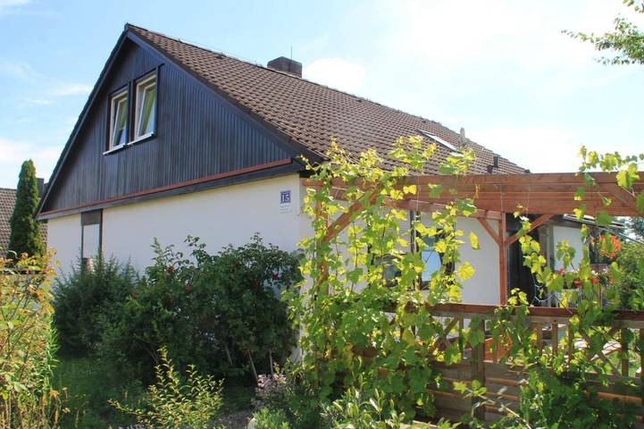 Ferienwohnung für 4 Personen, mit Balkon und Terrasse sowie Garten und Ausblick