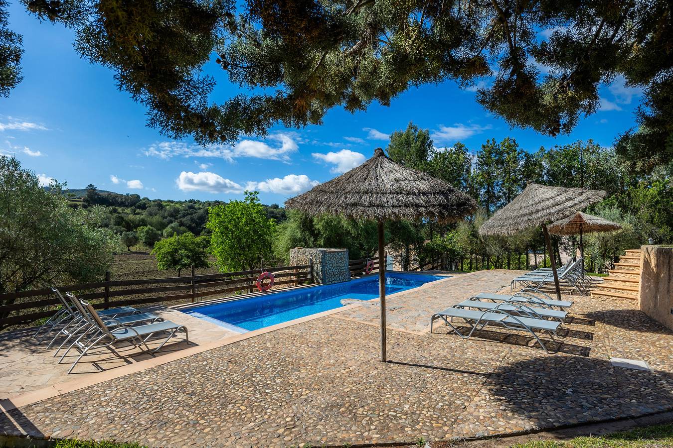 Apartamento entero, Apartamento 'Es Colomer' con vistas a la montaña, piscina compartida y Wi-Fi in San Lorenzo de Cardessar, Mallorca Este