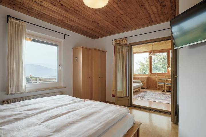 Entire apartment, Sunny apartment in an ideal location to Lake Kaltern, historic village, grapevines in Kalterer See, Kaltern an der Weinstraße