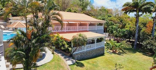 Maison d’hôte pour 2 personnes, avec jardin et piscine ainsi que terrasse et vue en Martinique