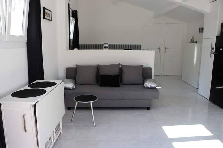 Gîte pour 3 personnes, avec terrasse ainsi que piscine et jardin
