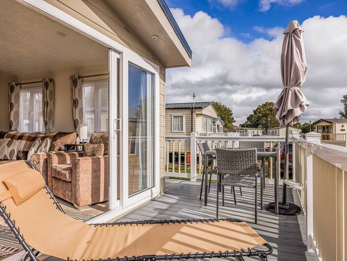 Charming Chalet at Lakeside Park - Pass the Keys in West Sussex