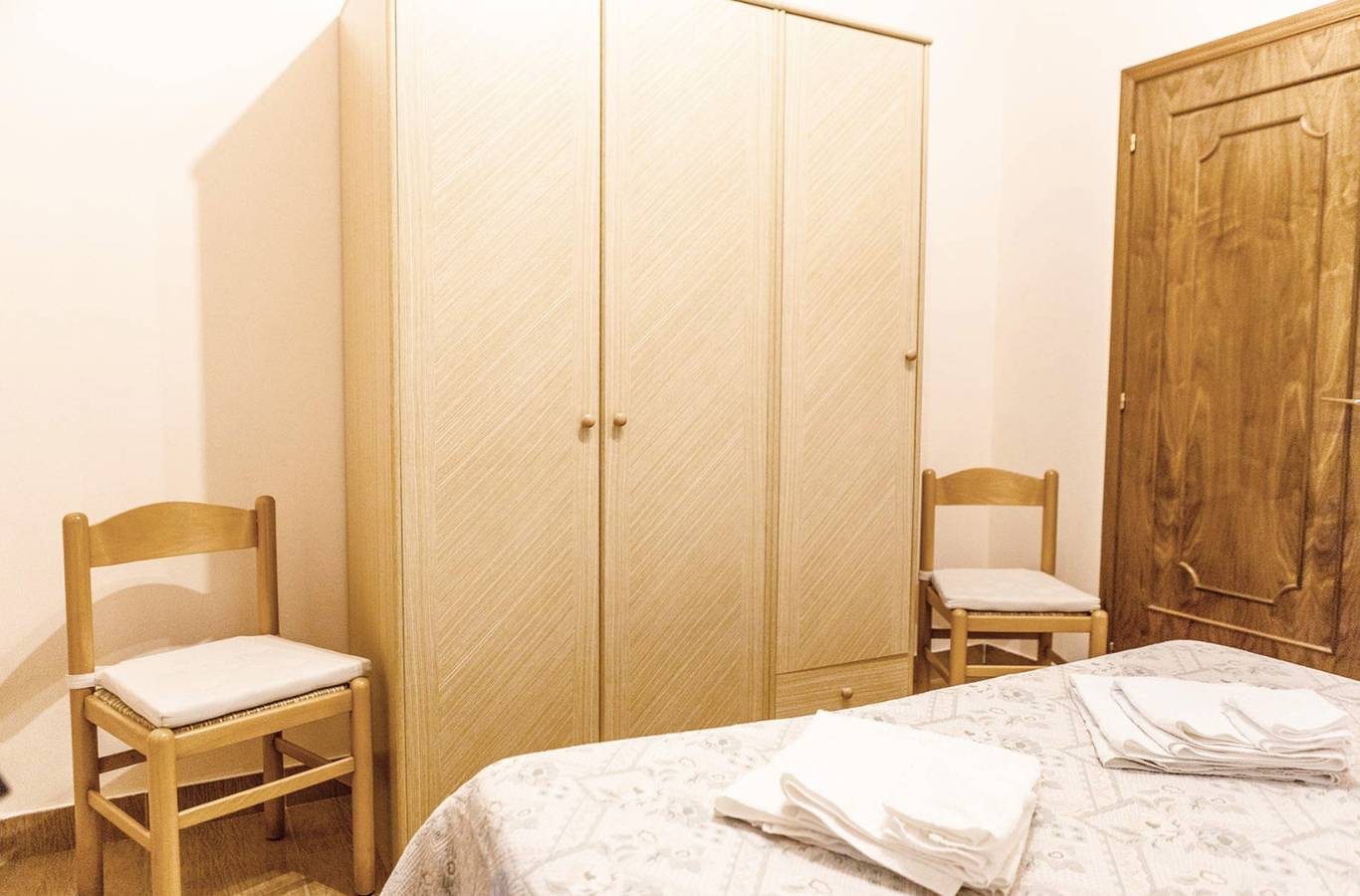 Ganze Wohnung, Ferienwohnung 'Appartamento Chalet' mit Blick auf den See, Gemeinschaftspool und Wi-Fi in Brenzone, Gardasee-Berge