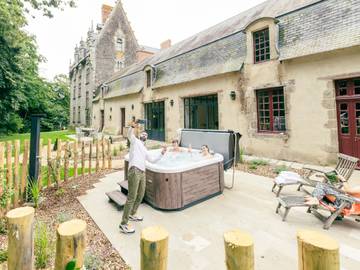 Gîte pour 10 personnes, avec jacuzzi et terrasse ainsi que sauna et jardin à La Rabatelière