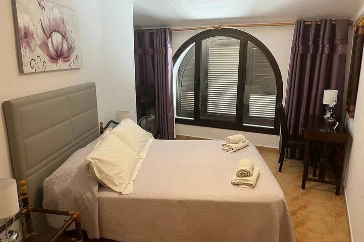 Appartement entier, Beautiful large 2 bed apartment close to beach and all amenities in Playa del Búnker (Arona), Arona