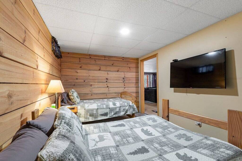 Ganze Wohnung, Atemberaubend am See, moderne echte Blockhütte in Pittsburg (NH), Coös County