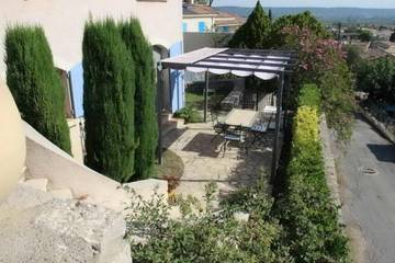 Location de vacances pour 4 personnes, avec terrasse ainsi que vue et jardin à Calvisson