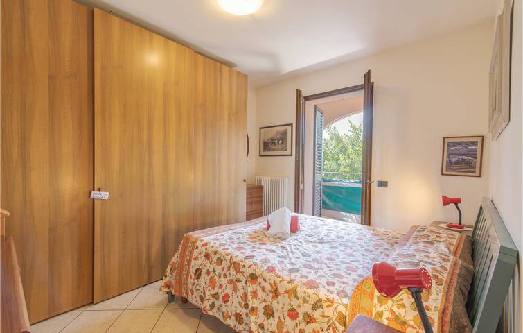 Apartamento vacacional entero, Apartamento de vacaciones para 6 personas con jardín in Pésaro, Valle del Metauro