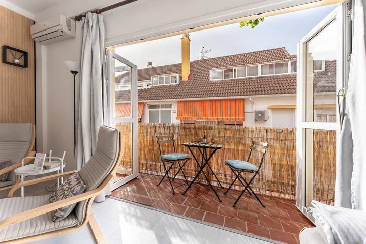 Hel lägenhet, Holiday Apartment "Salinas" with Private Terrace & Wi-Fi in Fuengirola Centre, Fuengirola