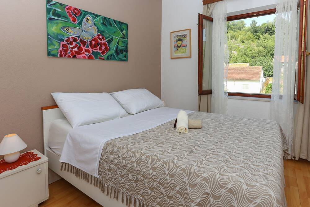 Schönes Ferienhaus in Grab mit Privatparkplatz und Bergblick in Grab (Dalmatien), Dalmatinisches Zagora
