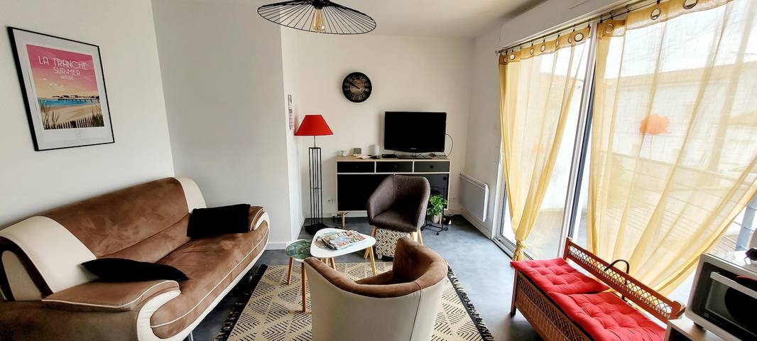 Apartamento entero, Apartamento céntrico en planta alta con garaje y balcón in La Tranche-sur-Mer, Vandea