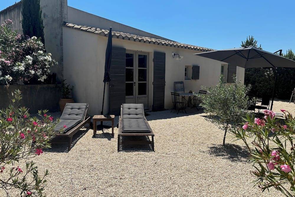 Entire apartment, Petit Mazet Avec Extérieur, Climatisation in Cheval-Blanc, Parc naturel régional du Luberon