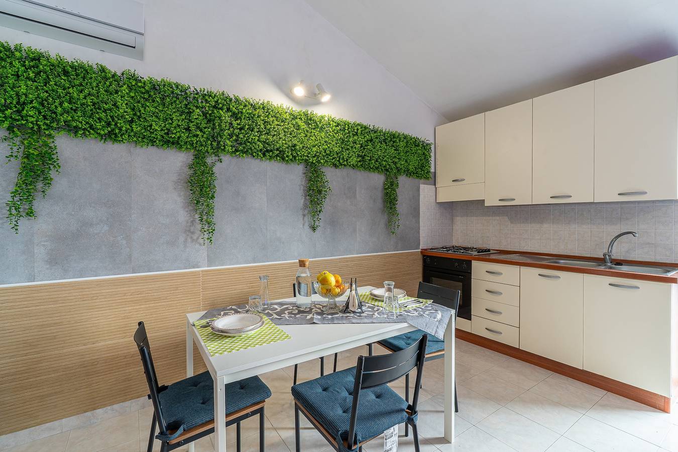 Entire apartment, Apartment 'Casa Gardenia Fronte Mare' with Sea View, Wi-Fi and Air Conditioning in Santa Maria del Focallo, Ispica