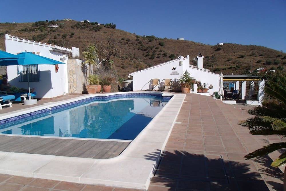 Finca with fantastic sea view and pool on a 3000m² property in Sayalonga, Cordillera Penibética