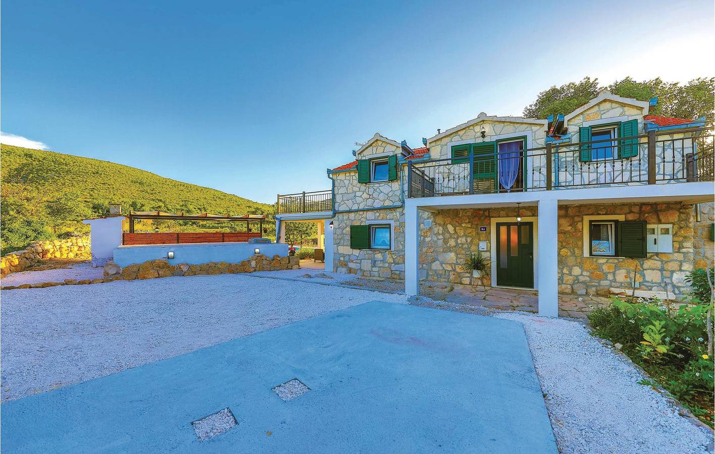 Geräumige 2-Zimmer-Wohnung mit Pool, WLAN und Terrasse in Ljubitovica, Seget