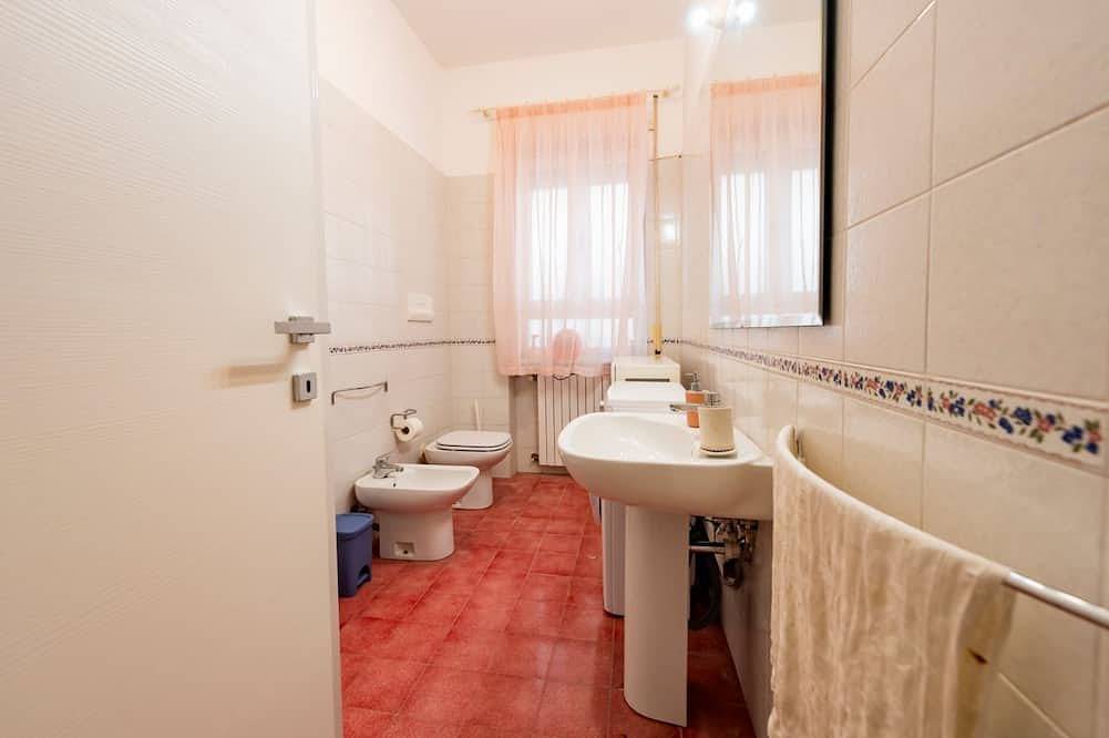 Ganze Wohnung, Guesthost - Colorful 60 sqm apartment with balcony, just a 5-minute walk from the sea. The accommodation is located on the first floor of a building with lift and can host up to 2 guests.The building is situated in a quiet residential area, well served b in Pescara, Pescara Provinz
