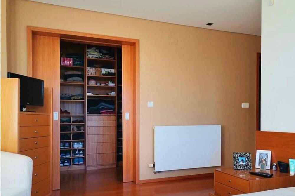 Villa surrounded by sea and mountains, with swimming pool and fireplace, 10 minutes' walk from the beach. in Carreço, Viana do Castelo Distrikt