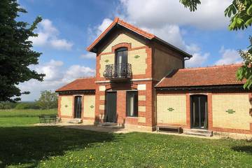 Gîte pour 4 personnes, avec piscine ainsi que jardin et balcon à Bragny-sur-Saône