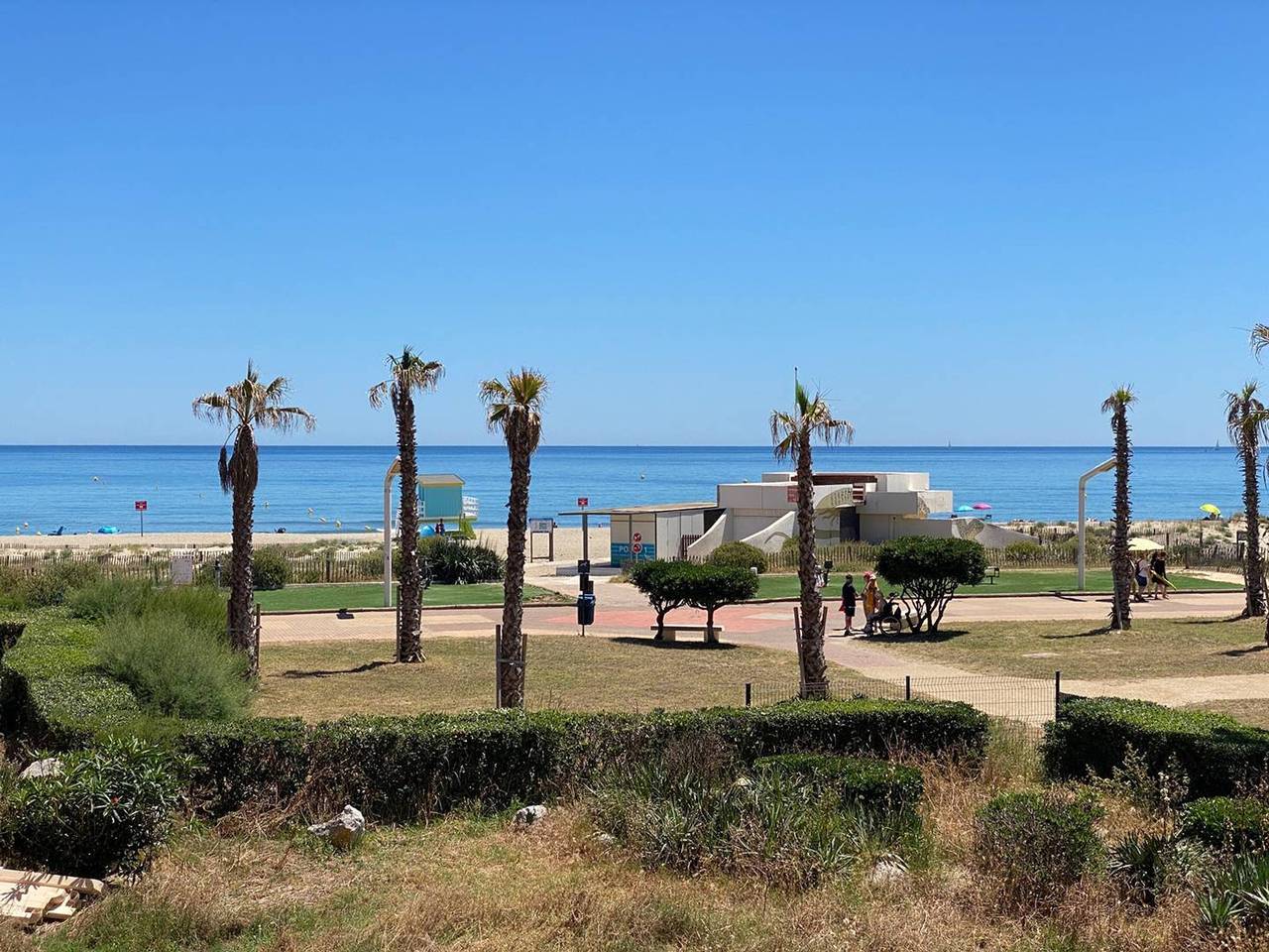 Entire apartment, T2 for 4 in Le Barcarès, beachfront, private parking in Le Barcarès, Côte d'Améthyste