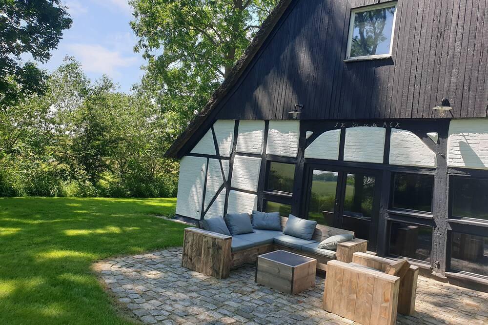 Romantisches Reetdachhaus mit Wellnessbereich in Deichnähe in Dorum, Cuxland