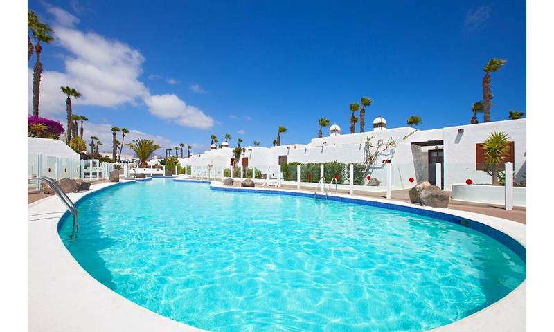 Entire apartment, Holiday Apartment "Puerto Chico V" with Sea View, Shared Pool & Wi-Fi in Playa Blanca, Yaiza