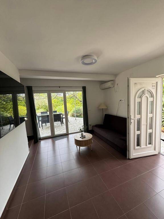 Luxuriöse Villa mit Pool in einer grünen Oase. in Lakmartin, Krk